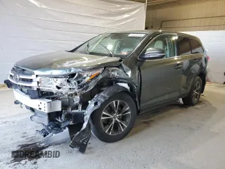 2019 Toyota Highlander LE z VIN 5TDBZRFH5KS953870, wystawiony jako Copart lot #52670185 z przebiegiem 96 582 mil mil oraz Szkoda całkowita • Salvage title. Historia ofert i sprzedaży dostępna na DreamBid. Obrazek 1.