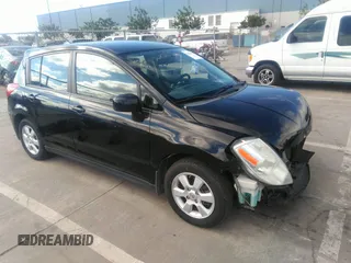 2007 Nissan Versa S z VIN 3N1BC13E17L408911, wystawiony jako IAAI lot #39637191 z przebiegiem 111 583 mil mil oraz . Historia ofert i sprzedaży dostępna na DreamBid. Obrazek 1.