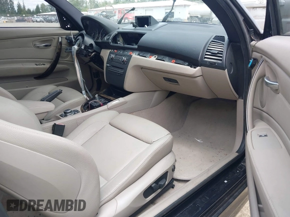 2012 BMW 1 Series 135i z VIN WBAUC9C53CVM12132, wystawiony jako IAAI lot #42532448 z przebiegiem Nie podano mil oraz . Historia ofert i sprzedaży dostępna na DreamBid. Obrazek 5.