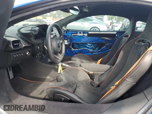 2023 McLaren Artura z VIN SBM16AEA9PW001592, wystawiony jako Copart lot #50613595 z przebiegiem 2956 mil mil oraz Szkody całkowita. Historia ofert i sprzedaży dostępna na DreamBid. Obrazek 7.