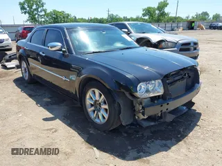 2006 Chrysler 300 C z VIN 2C3LA63H96H449121, wystawiony jako IAAI lot #42242423 z przebiegiem 134 471 mil mil oraz . Historia ofert i sprzedaży dostępna na DreamBid. Obrazek 1.