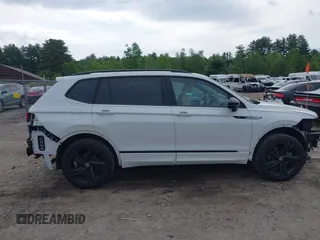 2024 Volkswagen Tiguan SE R-Line Black z VIN 3VV8B7AXXRM105318, wystawiony jako IAAI lot #42343677 z przebiegiem 20 569 mil mil oraz . Historia ofert i sprzedaży dostępna na DreamBid. Obrazek 14.