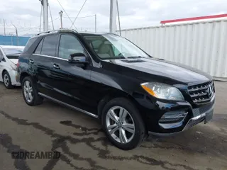 2014 Mercedes-Benz M ML 350 with VIN 4JGDA5JB7EA268701, listed as a IAAI auction lot 42033445 with 137,423 mi miles. Bid and sale history available at carsss.com. Image 1.