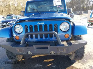 2009 Jeep Wrangler Sahara z VIN 1J4FA54199L722192, wystawiony jako IAAI lot #41619305 z przebiegiem 105 545 mil mil oraz . Historia ofert i sprzedaży dostępna na DreamBid. Obrazek 12.