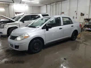 2009 Nissan Versa 1.6 z VIN 3N1CC11E49L422408, wystawiony jako Copart lot #55093745 z przebiegiem 169 189 mil mil oraz Szkody całkowita. Historia ofert i sprzedaży dostępna na DreamBid. Obrazek 1.