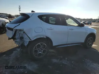 2024 Alfa Romeo Tonale Ti z VIN ZASPATCW4R3083736, wystawiony jako Copart lot #42008895 z przebiegiem 1976 mil mil oraz Szkody całkowita. Historia ofert i sprzedaży dostępna na DreamBid. Obrazek 3.