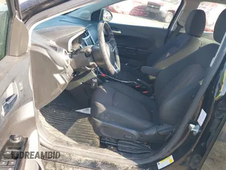2020 Chevrolet Sonic LT z VIN 1G1JD5SB6L4140998, wystawiony jako IAAI lot #42085225 z przebiegiem 33 196 mil mil oraz . Historia ofert i sprzedaży dostępna na DreamBid. Obrazek 5.