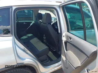 2013 Volkswagen Tiguan SE z VIN WVGAV3AX4DW579821, wystawiony jako IAAI lot #42495336 z przebiegiem 139 595 mil mil oraz . Historia ofert i sprzedaży dostępna na DreamBid. Obrazek 8.