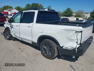2024 Honda Ridgeline Sport z VIN 5FPYK3F11RB005065, wystawiony jako IAAI lot #42133517 z przebiegiem 4 697 mil mil oraz . Historia ofert i sprzedaży dostępna na DreamBid. Obrazek 3.