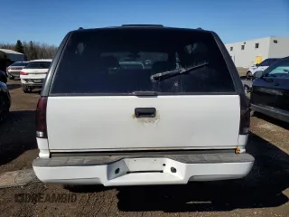 1998 Chevrolet Tahoe z VIN 3GNEK18R6WG128702, wystawiony jako Copart lot #49961445 z przebiegiem 154 187 mil mil oraz Czysty tytuł • Clean title. Historia ofert i sprzedaży dostępna na DreamBid. Obrazek 6.