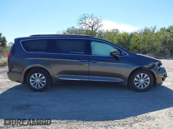 2017 Chrysler Pacifica Touring L z VIN 2C4RC1BG2HR741427, wystawiony jako IAAI lot #41299887 z przebiegiem 69 219 mil mil oraz . Historia ofert i sprzedaży dostępna na DreamBid. Obrazek 13.