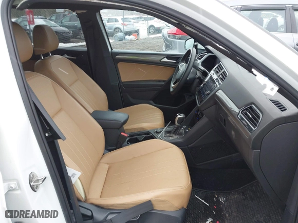 2022 Volkswagen Tiguan SE with VIN 3VV2B7AX8NM068186, listed as a IAAI auction lot 41704979 with 48,424 mi miles. Bid and sale history available at carsss.com. Image 5.