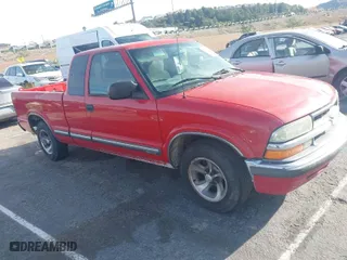 2001 Chevrolet S-10 LS with VIN 1GCCS19W018137236, listed as a IAAI auction lot 41665664 with 151,117 mi miles. Bid and sale history available at carsss.com. Image 1.