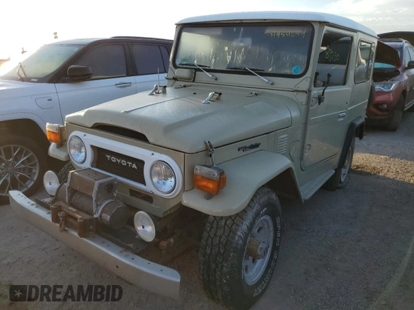 1977 Toyota Land Cruiser z VIN FJ40251338, wystawiony jako Copart lot #74954094 z przebiegiem 83 230 mil mil oraz Szkoda całkowita • Salvage title. Historia ofert i sprzedaży dostępna na DreamBid. Obrazek 1.