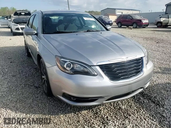 2013 Chrysler 200 Touring z VIN 1C3CCBBG7DN723383, wystawiony jako Copart lot #53302135 z przebiegiem 139 637 mil mil oraz Szkoda całkowita • Salvage title. Historia ofert i sprzedaży dostępna na DreamBid. Obrazek 13.