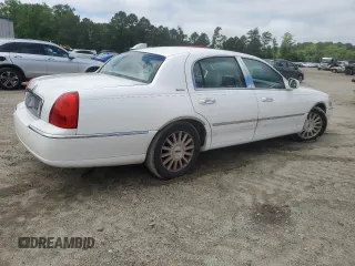 2004 Lincoln Town Car Signature z VIN 1LNHM81W24Y607951, wystawiony jako Copart lot #57070295 z przebiegiem 130 794 mil mil oraz Szkoda całkowita • Salvage title. Historia ofert i sprzedaży dostępna na DreamBid. Obrazek 3.