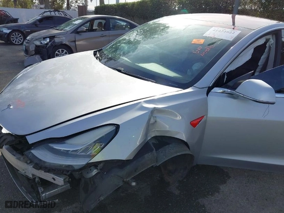 2018 Tesla Model 3 Long Range Battery with VIN 5YJ3E1EA8JF077286, listed as a IAAI auction lot 41422822 with 1 mi miles. Bid and sale history available at carsss.com. Image 6.