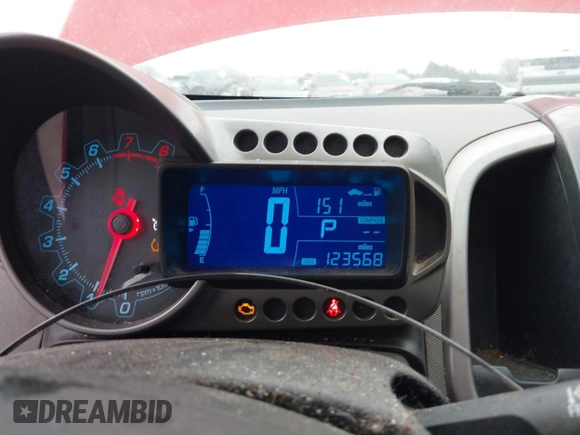 2015 Chevrolet Sonic LTZ z VIN 1G1JE6SB7F4198089, wystawiony jako IAAI lot #41150037 z przebiegiem 123 568 mil mil oraz . Historia ofert i sprzedaży dostępna na DreamBid. Obrazek 7.