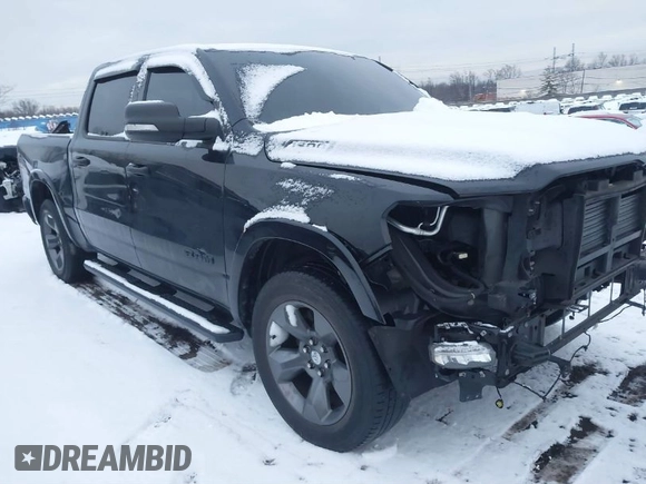 2020 Ram 1500 Big Horn z VIN 1C6RRFFG7LN285301, wystawiony jako IAAI lot #41241988 z przebiegiem 89 567 mil mil oraz . Historia ofert i sprzedaży dostępna na DreamBid. Obrazek 1.