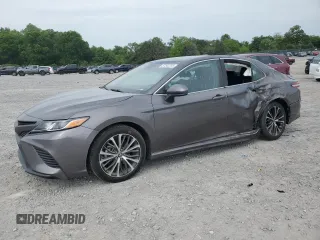 2020 Toyota Camry SE z VIN 4T1G11AK8LU927869, wystawiony jako Copart lot #57242235 z przebiegiem 85 487 mil mil oraz Szkoda całkowita • Salvage title. Historia ofert i sprzedaży dostępna na DreamBid. Obrazek 1.