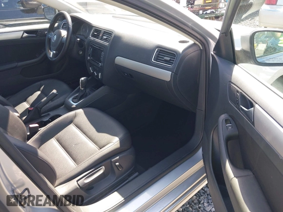2013 Volkswagen Jetta SE z VIN 3VWDP7AJ0DM447943, wystawiony jako IAAI lot #42021858 z przebiegiem 127 083 mil mil oraz . Historia ofert i sprzedaży dostępna na DreamBid. Obrazek 5.