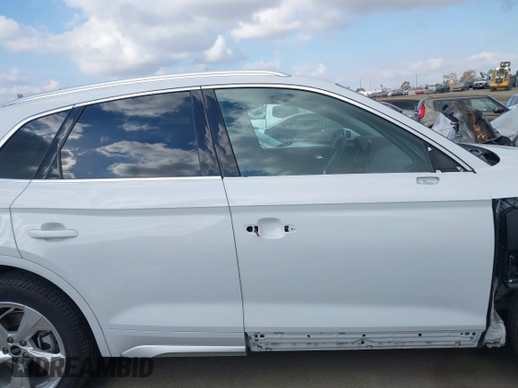 2023 Audi Q5 S line Premium Plus z VIN WA1EAAFY4P2175625, wystawiony jako IAAI lot #41483936 z przebiegiem 14 311 mil mil oraz . Historia ofert i sprzedaży dostępna na DreamBid. Obrazek 14.