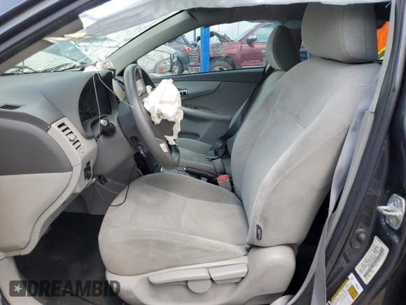 2010 Toyota Corolla z VIN 1NXBU4EE1AZ239393, wystawiony jako Copart lot #62415165 z przebiegiem Nie podano mil oraz Czysty tytuł • Clean title. Historia ofert i sprzedaży dostępna na DreamBid. Obrazek 7.