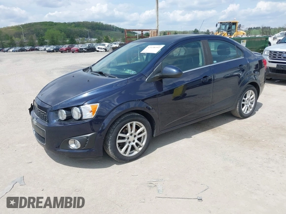 2016 Chevrolet Sonic LT z VIN 1G1JC5SG8G4163316, wystawiony jako IAAI lot #42138592 z przebiegiem 114 799 mil mil oraz . Historia ofert i sprzedaży dostępna na DreamBid. Obrazek 2.