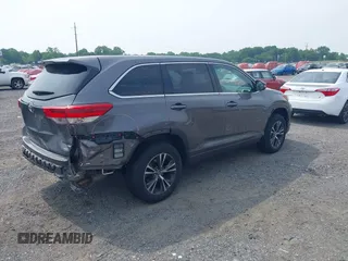 2018 Toyota Highlander LE z VIN 5TDBZRFH3JS841728, wystawiony jako IAAI lot #42424705 z przebiegiem 93 473 mil mil oraz . Historia ofert i sprzedaży dostępna na DreamBid. Obrazek 4.