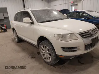 2009 Volkswagen Touareg VR6 z VIN WVGBE77LX9D023788, wystawiony jako IAAI lot #41628461 z przebiegiem 279 822 mil mil oraz . Historia ofert i sprzedaży dostępna na DreamBid. Obrazek 1.