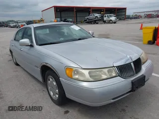1999 Lincoln Town Car Signature z VIN 1LNHM82W7XY615630, wystawiony jako IAAI lot #42177244 z przebiegiem Nie podano mil oraz . Historia ofert i sprzedaży dostępna na DreamBid. Obrazek 1.