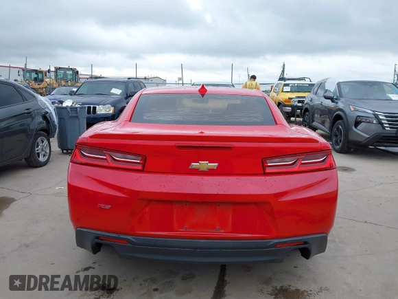 2016 Chevrolet Camaro 2LT z VIN 1G1FD1RS2G0133841, wystawiony jako IAAI lot #41874772 z przebiegiem 104 840 mil mil oraz . Historia ofert i sprzedaży dostępna na DreamBid. Obrazek 17.