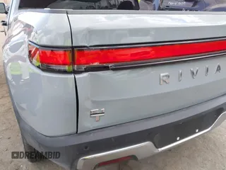 2023 Rivian R1T Adventure z VIN 7FCTGBAA9PN027894, wystawiony jako IAAI lot #42061339 z przebiegiem 5047 mil mil oraz . Historia ofert i sprzedaży dostępna na DreamBid. Obrazek 22.