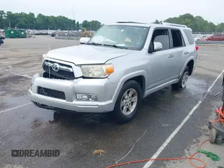2011 Toyota 4Runner SR5 z VIN JTEZU5JR3B5014868, wystawiony jako IAAI lot #42286507 z przebiegiem Nie podano mil oraz . Historia ofert i sprzedaży dostępna na DreamBid. Obrazek 2.