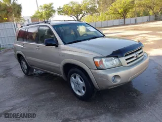2005 Toyota Highlander with VIN JTEDP21A450059409, listed as a IAAI auction lot 41809925 with 239,226 mi miles. Bid and sale history available at carsss.com. Image 1.