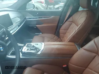 2024 BMW i7 xDrive60 z VIN WBY53EJ08RCP27227, wystawiony jako Copart lot #74042144 z przebiegiem Nie podano mil oraz Nie do naprawy. Historia ofert i sprzedaży dostępna na DreamBid. Obrazek 7.