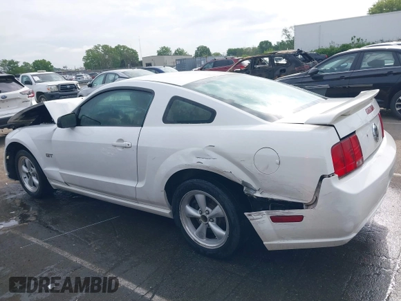 2006 Ford Mustang GT Deluxe z VIN 1ZVFT82H865246421, wystawiony jako IAAI lot #42007809 z przebiegiem 205 896 mil mil oraz . Historia ofert i sprzedaży dostępna na DreamBid. Obrazek 14.