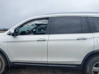 2019 Honda Pilot Touring 7-Passenger with VIN 5FNYF6H65KB035053, listed as a IAAI auction lot 41708503 with 105,710 mi miles. Bid and sale history available at carsss.com. Image 14.