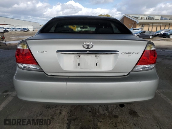 2005 Toyota Camry STD z VIN 4T1BE32K25U946848, wystawiony jako Copart lot #50825945 z przebiegiem 271 622 mil mil oraz Czysty tytuł • Clean title. Historia ofert i sprzedaży dostępna na DreamBid. Obrazek 6.