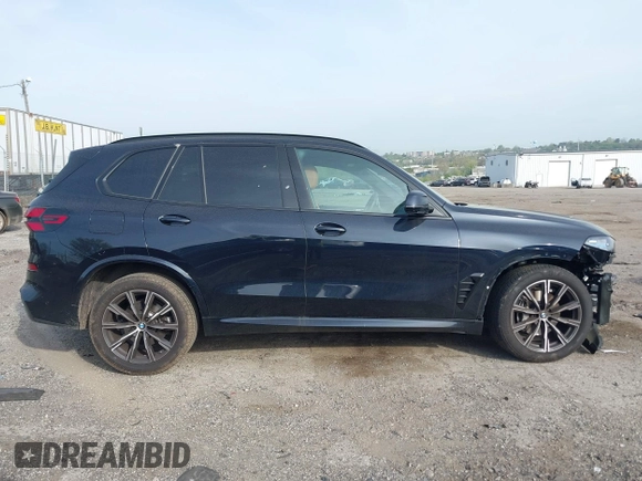 2025 BMW X5 xDrive40i z VIN 5UX23EU04S9Y37497, wystawiony jako IAAI lot #42124797 z przebiegiem 6 256 mil mil oraz . Historia ofert i sprzedaży dostępna na DreamBid. Obrazek 12.