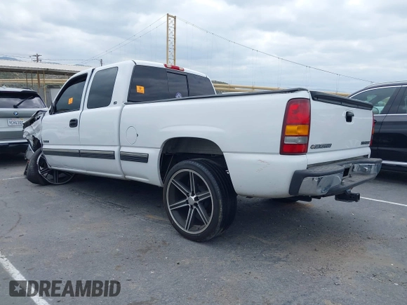 2000 Chevrolet Silverado 1500 LS with VIN 2GCEC19T5Y1195836, listed as a IAAI auction lot 42050991 with 1 mi miles. Bid and sale history available at carsss.com. Image 3.