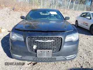 2016 Chrysler 300 S z VIN 2C3CCAGG4GH287737, wystawiony jako IAAI lot #41299711 z przebiegiem Nie podano mil oraz . Historia ofert i sprzedaży dostępna na DreamBid. Obrazek 12.