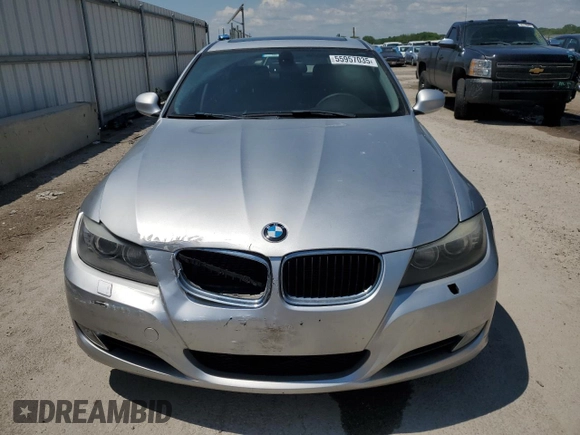 2011 BMW 3 Series 328i xDrive z VIN WBAPK5G50BNN81333, wystawiony jako Copart lot #55957035 z przebiegiem 111 875 mil mil oraz Szkody całkowita. Historia ofert i sprzedaży dostępna na DreamBid. Obrazek 5.