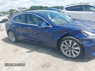 2020 Tesla Model 3 Standard Range Plus z VIN 5YJ3E1EA6LF785622, wystawiony jako IAAI lot #42080180 z przebiegiem 34 133 mil mil oraz . Historia ofert i sprzedaży dostępna na DreamBid. Obrazek 6.