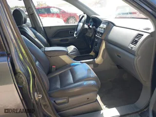 2006 Honda Pilot EX-L with VIN 5FNYF28556B003516, listed as a IAAI auction lot 42013495 with 207,443 mi miles. Bid and sale history available at carsss.com. Image 5.