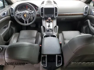 2017 Porsche Cayenne z VIN WP1AA2A24HKA81225, wystawiony jako Copart lot #55251585 z przebiegiem 80 828 mil mil oraz Szkoda całkowita • Salvage title. Historia ofert i sprzedaży dostępna na DreamBid. Obrazek 8.