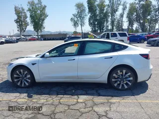 2025 Tesla Model 3 Long Range z VIN 5YJ3E1EA1SF876795, wystawiony jako IAAI lot #41967853 z przebiegiem 8 328 mil mil oraz . Historia ofert i sprzedaży dostępna na DreamBid. Obrazek 15.