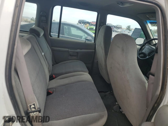 2000 Ford Explorer XLS z VIN 1FMZU72X2YZC42239, wystawiony jako Copart lot #78502484 z przebiegiem 145 820 mil mil oraz Czysty tytuł • Clean title. Historia ofert i sprzedaży dostępna na DreamBid. Obrazek 11.