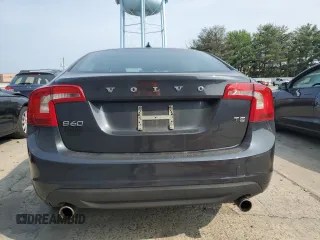 2013 Volvo S60 T5 Premier z VIN YV1612FS9D2189196, wystawiony jako Copart lot #59529975 z przebiegiem 109 078 mil mil oraz Czysty tytuł • Clean title. Historia ofert i sprzedaży dostępna na DreamBid. Obrazek 6.