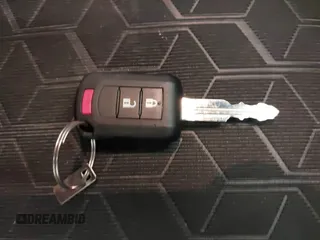2023 Mitsubishi Outlander ES z VIN JA4ARUAU3PU016211, wystawiony jako IAAI lot #41554954 z przebiegiem 10 778 mil mil oraz . Historia ofert i sprzedaży dostępna na DreamBid. Obrazek 11.